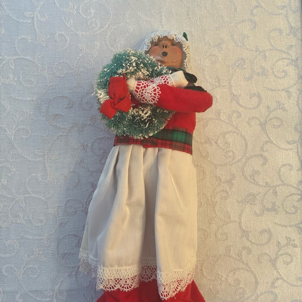 Beyers Choice Mrs. Claus with Wreath - Red and Green